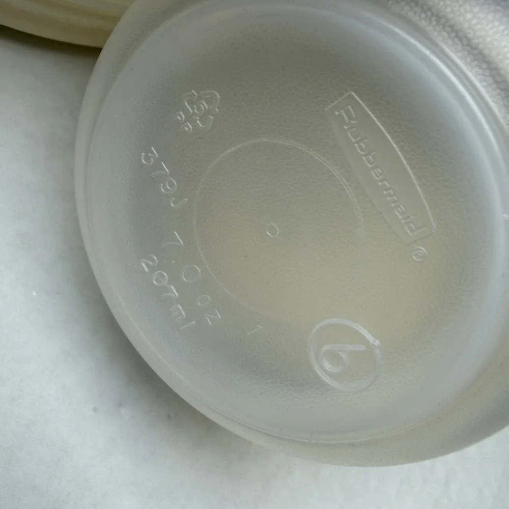 Rubbermaid Servin' Saver Storage Containers Almond Lids Lot Of 5 Vintage